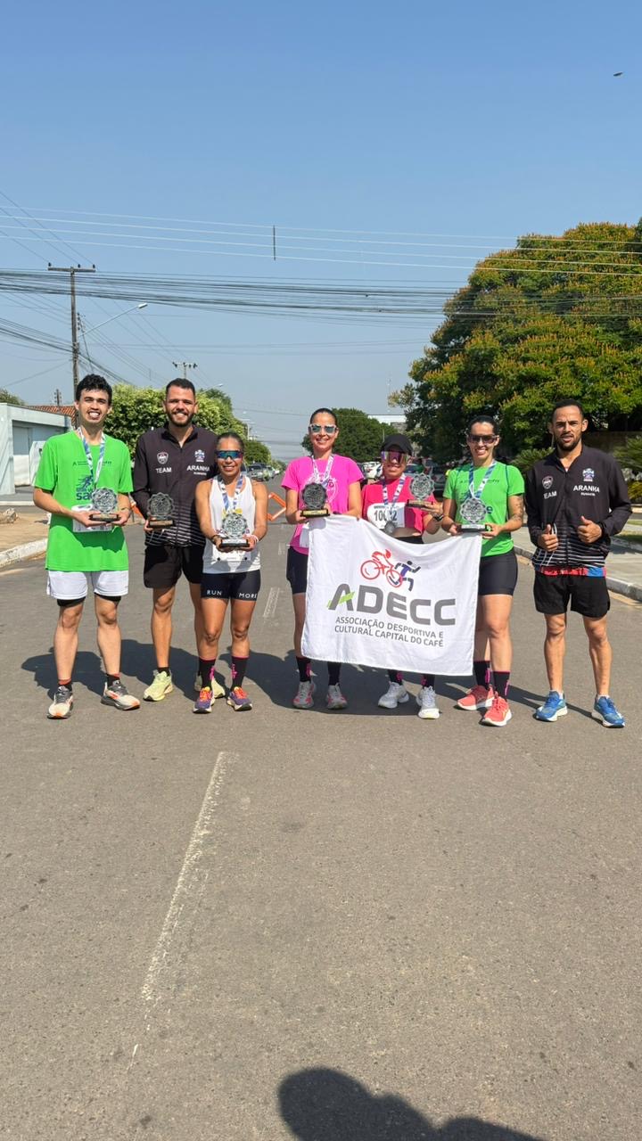 Atletas da ADECC com troféus e bandeira da associação