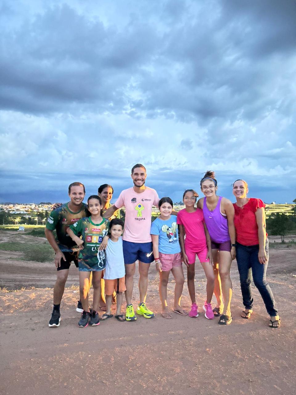 Atletas e familiares reunidos ao ar livre
